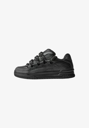 Sneaker nere con una toma in pelle liscia, dettagli testurizzati e lacci tondi neri e bianchi. Suola spessa in gomma con battistrada gommato.