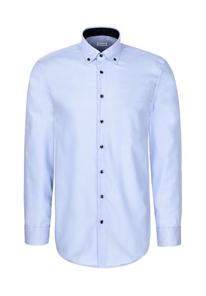 Chemise bleu clair à manches longues avec boutons foncés et col boutonné sur fond blanc.