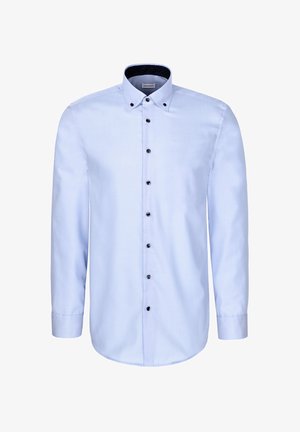 Hellblaues langärmeliges Hemd mit dunklen Knöpfen und einem Button-Down-Kragen vor weißem Hintergrund.