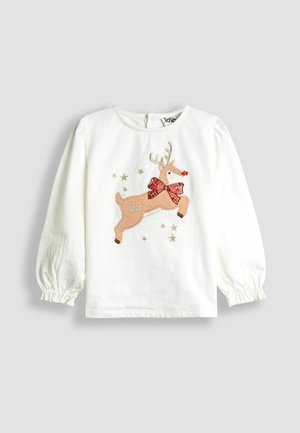 Biela dlhá detská košeľa s vyšišaným skáčucim sobom, ktorý má na sebe červenú trblietavú mašľu a je obklopený malými zlatými hviezdami.