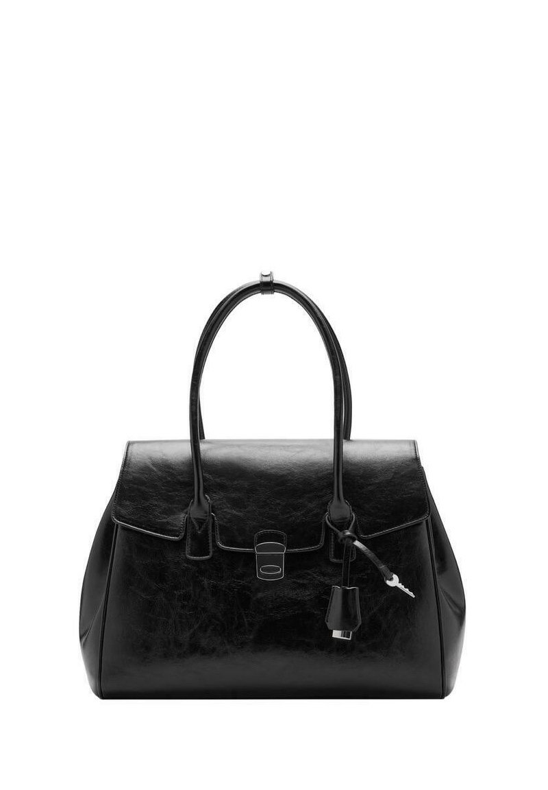 Sac à main en cuir noir au design structuré, avec un rabat, des poignées doubles et un accent de serrure. Texture lisse avec un matériel minimal.
