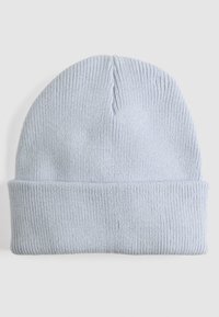Jasnoniebieska dziana czapka beanie z podwinięciem, o prążkowanej fakturze i dopasowanym kroju, odpowiednia na zimne dni.