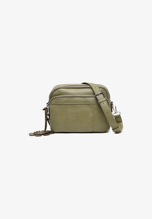 Bolso cruzado de cuero verde oliva con dos compartimentos con cremallera, correa ajustable y adornos de cuero en forma de flor.