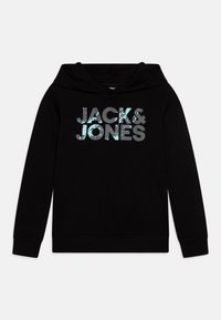 Schwarzer Kapuzenpullover mit einem großen "JACK&JONES"-Logo in Grau mit türkisfarbenen Akzenten. Weicher Stoff, lange Ärmel und eine bequeme Kapuze.