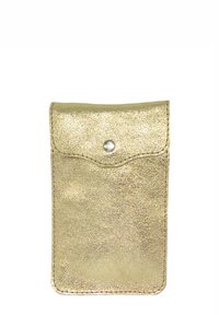 Porte-cartes métallique doré avec fermeture à rabat, orné d'un bouton pression décoratif argenté. Texture lisse et brillante avec une forme légèrement structurée.