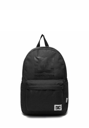 Sort DC Shoes rygsæk med lynlåslomme foran, topstrop og stort præget logo på øverste frontpanel.