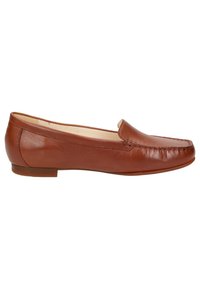 Brauner Lederloafer mit runder Zehenpartie, schlichter Oberseite, niedrigem Absatz und abgestepptem Detail entlang des Kragens. Glatte Textur und zeitloses Design.