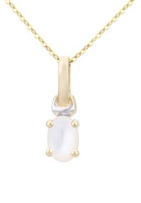 Collana in oro con pendente che presenta un'opale bianco ovale sorretto da quattro griffe dorate e un gancio liscio in oro e argento.