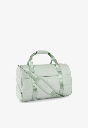 Hellgraue zylindrische Reisetasche mit gepolstertem Schultergurt, zwei Griffen und seitlicher Reißverschlusstasche vor weißem Hintergrund.