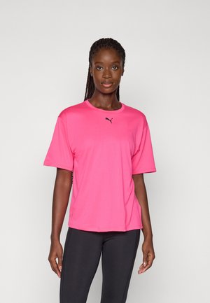 Top atlético de manga corta en color rosa, confeccionado en una tela suave, con escote redondo y un pequeño logo negro en el pecho.