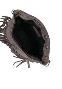 Borsa a secchiello in suede grigio con frange e hardware dorato. La parte superiore aperta rivela un interno in tessuto nero, con una tasca con zip e una texture liscia.
