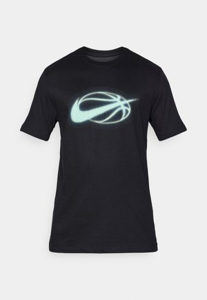 Camiseta de algodón negra con un gran gráfico luminiscente de temática de baloncesto en azul claro en el centro. Mangas cortas, escote redondo.