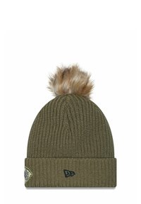 Bonnet tricoté vert olive avec une texture côtelée, surmonté d'un pompon en fausse fourrure. Il présente un revers avec une étiquette logo.