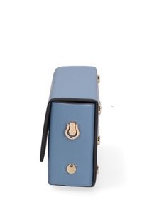 Borsa in faux leather blu di forma rettangolare, con dettagli in metallo dorato, chiusura magnetica e inserti neri sui bordi. Design piatto e aspetto elegante.
