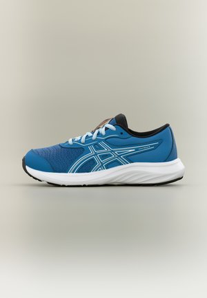 Chaussure de course bleue et noire avec semelle blanche et logo Asics sur le côté, vue de profil sur fond neutre.