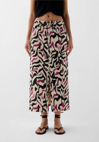 Maxikleid aus leichtem Stoff mit schwarz, pink und beige abstraktem Animal-Print. Verfügt über seitliche Taschen und einen vorderen Knopfverschluss.