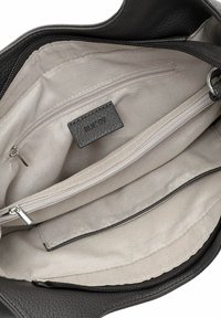 Interiér černé kožené kabelky s béžovou podšívkou, dvěma přihrádkami na zip a štítkem s nápisem "RUE 09." Hladká textura a minimalistický design.