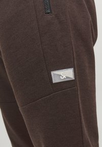 Jack & Jones JPSTWILL AIR PANTS - Jogginghose - seal brown