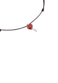 Collar de cordón marrón con un colgante en forma de llave plateada que presenta un lazo rojo en forma de corazón sobre un fondo blanco.