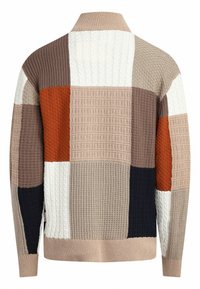 Jersey de punto en diseño de patchwork que presenta secciones en beige, marrón, blanco, naranja y navy. Patrón texturizado distintivo y cuello de canalé.