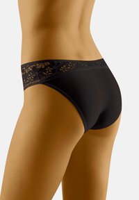 Mutande hipster nere con una fascia in pizzo floreale. Texture liscia e morbida con un design aderente. Taglio classico per comfort e stile.