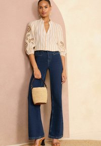 Love & Roses RUFFLE V NECK 3/4 SLEEVE - REGULAR FIT - Gombos blúz - beige cutwork