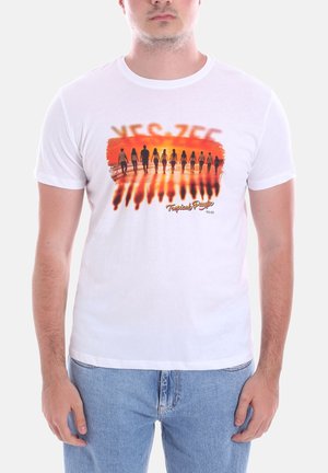 Maglietta bianca con stampa di un tramonto che mostra una fila di persone che si tengono per mano, camminando sull'acqua con lunghe riflessioni.