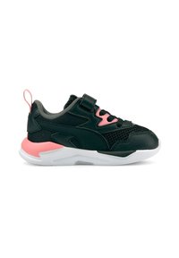 Scarpa sportiva nera e rosa con tomaia in rete, colletto imbottito, cinturino in Velcro e suola in gomma bianca. Presenta una linguetta sul tallone.