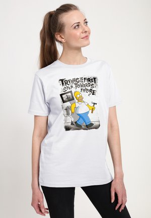 Hvid bomulds-T-shirt med et farverigt tegneseriedesign af Homers hoved og teksten "At prøve er det første skridt mod fiasko."