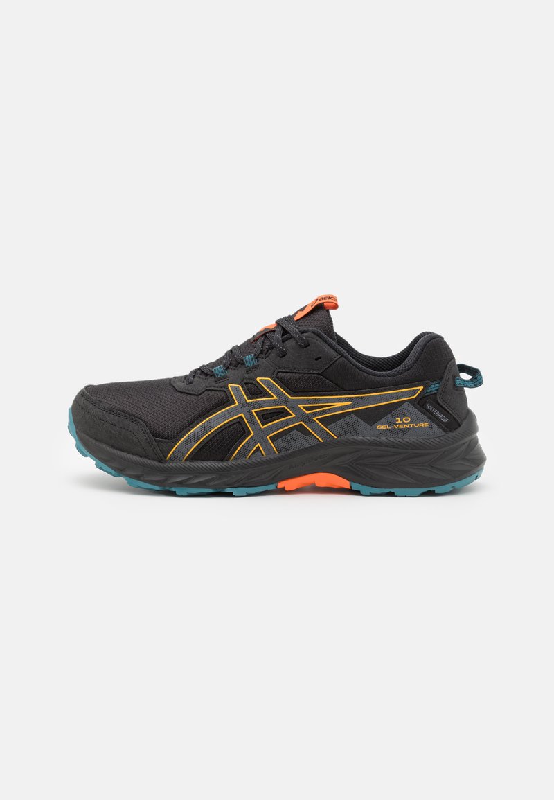 Chaussures de sport noires avec des accents orange, présentant un dessus en maille, des superpositions texturées et une semelle robuste avec des détails teal.