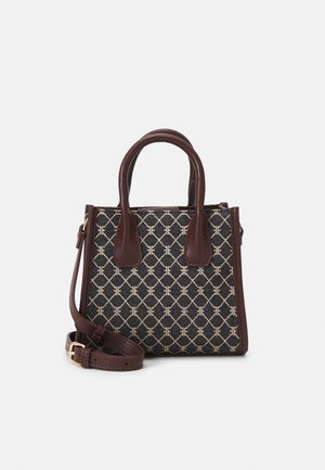 Bruine handtas met leren accenten en een geometrisch patroon in crème op een zwarte stoffen achtergrond. Voorzien van twee bovenhandvatten en een afneembare schouderriem.