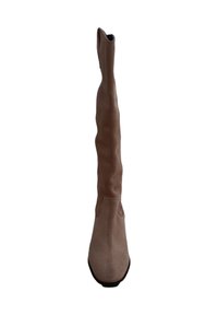 Botas ajustadas hasta la rodilla en suave ante beige, con un diseño elegante, textura lisa y puntera redondeada. Sin herrajes ni adornos visibles.