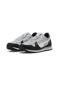 Scarpe da corsa grigie e nere in materiali mesh e suede, con un logo bianco, lacci e una suola in gomma texturizzata.