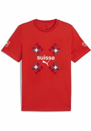 Rød bomulds T-shirt med schweiziske flag og "suisse" i hvid tekst, med Puma-logo. Korte ærmer og rund hals design.