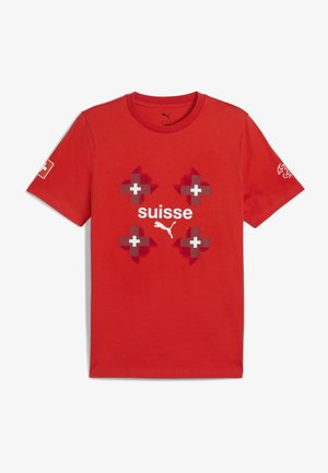 Tricou roșu din bumbac, cu steaguri elvețiene și textul "suisse" în alb, împreună cu logo-ul Puma. Design cu mâneci scurte și gât rotund.