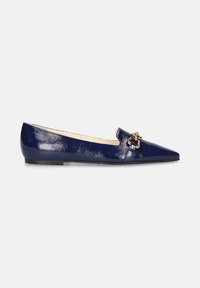 Blauwe lakleren ballerina's met een spitse neus, voorzien van een decoratieve gouden accent en een klein bandje aan de voorkant. Platte zool.