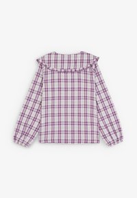 Blusa de cuadros púrpura y blanca hecha de tela ligera. Cuenta con un cuello con volantes y puños elásticos en las mangas largas.