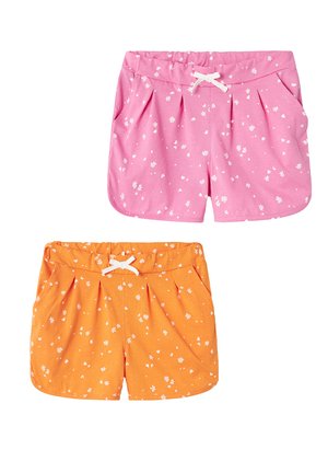 Zwei Shorts: eine pinke und eine orange, обе mit weißen Blumenmustern, Falten und elastischen Taillenbündchen mit Kordelzügen.