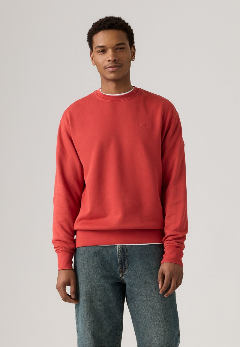 Levi's® AUTHENTIC CREW - Mikina - garment dye jalapeno
