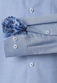 Lichtblauw geruit shirt met een bloemenpatroon aan de manchetten. De stof heeft een gladde textuur en is voorzien van witte knopen op de manchetten en het lijf.