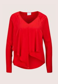 Rote Bluse mit langen Ärmeln, V-Ausschnitt und asymmetrischem, geschichtetem Vorderdesign auf einem neutralen Hintergrund.