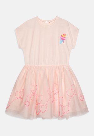 Robe rose courte avec des manches courtes, ornée d'une broderie de cupcake sur la poitrine et d'une jupe en tulle décorée de motifs de cœurs roses.