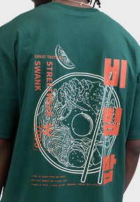 Redefined Rebel ABRAHAM BOXY FIT - T-shirts print - rain forest