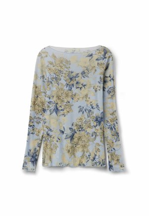 Top de manga larga azul claro con patrón floral en beige y azul oscuro, cuello redondo y silueta ajustada.