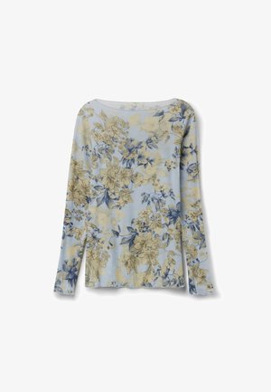 Jasnoniebieska bluzka z długim rękawem z beżowym i ciemnoniebieskim wzorem kwiatowym, z okrągłym dekoltem i dopasowanym krojem.