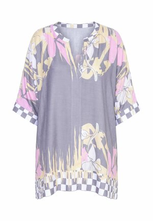 Luźna bluzka z krótkim rękawem o szarej bazie, z różowymi i żółtymi wzorami kwiatowymi, okrągłym dekoltem i karbowaniem w kratkę na rękawach i dole.