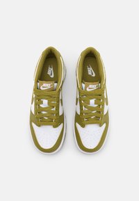 Nike Sportswear DUNK LOW UNISEX - Joggesko - white/pacific moss