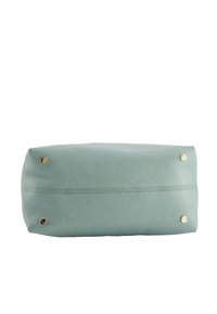 Zachte teal leren tas met een rechthoekige vorm. Heeft een gemêleerd oppervlak, gouden studs aan de basis en een horizontale naad aan de zijkant.
