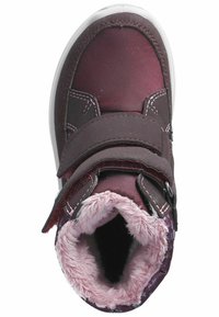 Bota de invierno burdeos con un suave forro de piel rosa, dos correas de velcro y una suela blanca de goma. Exterior liso con detalles de costura en contraste.
