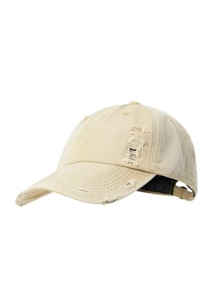 Gorra de béisbol beige desgastada con agujeros deshilachados en la parte delantera y superior, con una correa ajustable en la parte trasera.